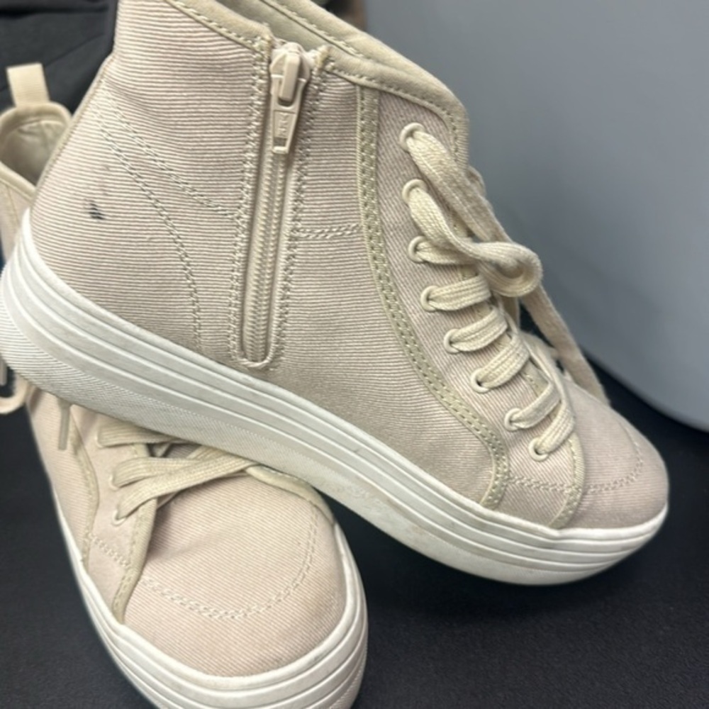 Universal thread women’s cream lace up platform canvas shoes size 9